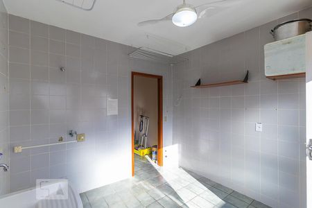 Casa de condomínio à venda com 600m², 5 quartos e 6 vagas Casa de condomínio à venda com 600m², 5 quartos e 6 vagasÁrea de serviço