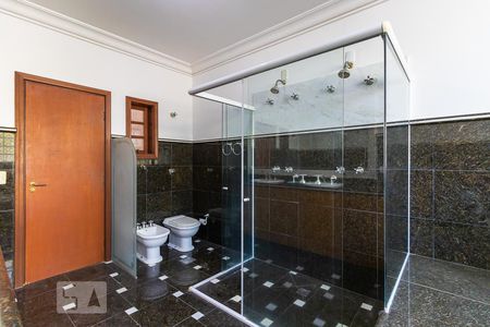 Casa de condomínio à venda com 600m², 5 quartos e 6 vagas Casa de condomínio à venda com 600m², 5 quartos e 6 vagasBanheiro da suíte 1