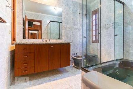 Casa de condomínio à venda com 600m², 5 quartos e 6 vagas Casa de condomínio à venda com 600m², 5 quartos e 6 vagasBanheiro da suíte 4