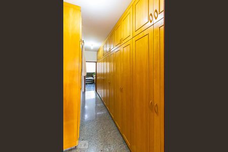 Casa de condomínio à venda com 600m², 5 quartos e 6 vagas Casa de condomínio à venda com 600m², 5 quartos e 6 vagasQuarto da suíte1 - Closet