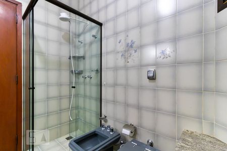 Casa de condomínio à venda com 600m², 5 quartos e 6 vagas Casa de condomínio à venda com 600m², 5 quartos e 6 vagasBanheiro da suíte 2