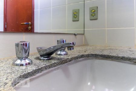 Casa de condomínio à venda com 600m², 5 quartos e 6 vagas Casa de condomínio à venda com 600m², 5 quartos e 6 vagasBanheiro da suíte 3