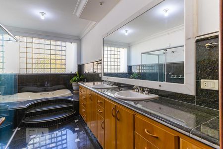 Casa de condomínio à venda com 600m², 5 quartos e 6 vagas Casa de condomínio à venda com 600m², 5 quartos e 6 vagasBanheiro da suíte 1