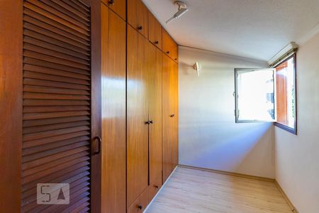 Casa de condomínio à venda com 600m², 5 quartos e 6 vagas Casa de condomínio à venda com 600m², 5 quartos e 6 vagasQuarto da suíte 2 - Closet