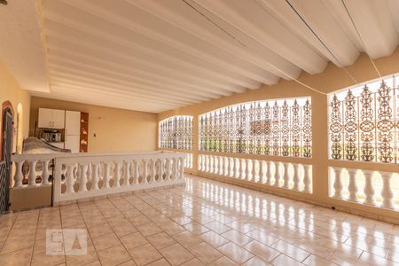 Casa à venda com 300m², 3 quartos e 3 vagas Casa à venda com 300m², 3 quartos e 3 vagasVaranda