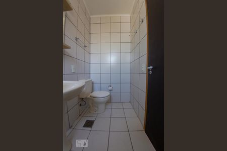 Banheiro da Suíte de apartamento para alugar com 1 quarto, 45m² em Passo da Areia, Porto Alegre