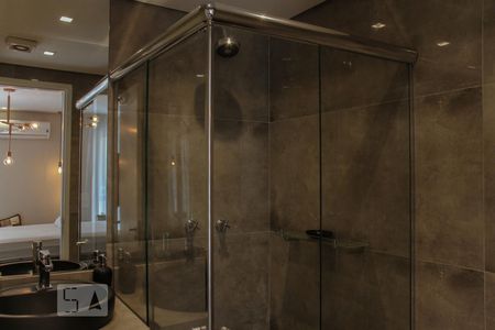 Banheiro de apartamento para alugar com 1 quarto, 29m² em República, São Paulo