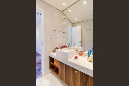 Apartamento à venda com 120m², 2 quartos e 2 vagas Apartamento à venda com 120m², 2 quartos e 2 vagasBanheiro da suíte master