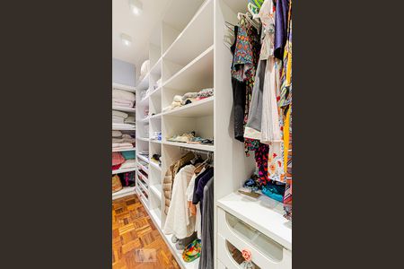 Apartamento à venda com 120m², 2 quartos e 2 vagas Apartamento à venda com 120m², 2 quartos e 2 vagasCloset da segunda suíte