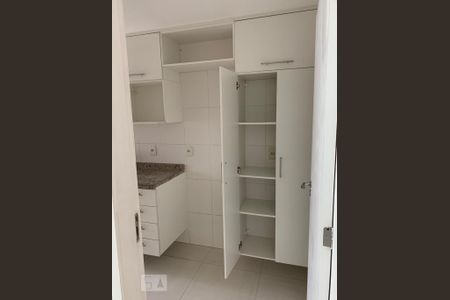 Apartamento à venda com 90m², 3 quartos e sem vaga Apartamento à venda com 90m², 3 quartos e sem vagaCozinha e Área de Serviço
