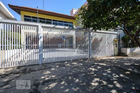 Casa para alugar com 500m², 4 quartos e 6 vagasFachada