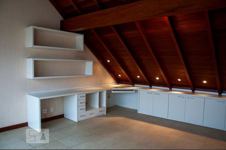 Casa de condomínio para alugar com 300m², 4 quartos e 3 vagasSótão