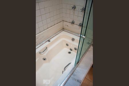 Casa de condomínio para alugar com 300m², 4 quartos e 3 vagasBanheiro da Suíte