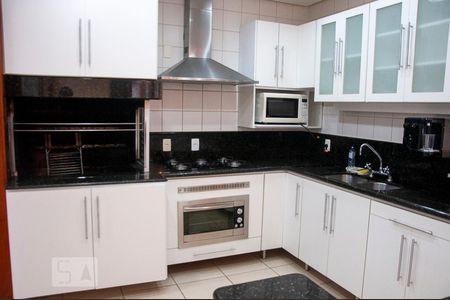 Casa de condomínio para alugar com 300m², 4 quartos e 3 vagasCozinha