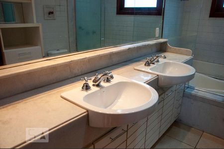 Casa de condomínio para alugar com 300m², 4 quartos e 3 vagasBanheiro da Suíte