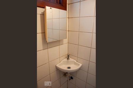 Casa de condomínio para alugar com 300m², 4 quartos e 3 vagasBanheiro de Serviço