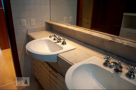 Casa de condomínio para alugar com 300m², 4 quartos e 3 vagasBanheiro da Suíte