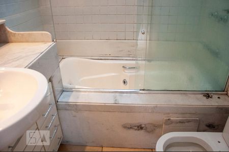 Casa de condomínio para alugar com 300m², 4 quartos e 3 vagasBanheiro da Suíte