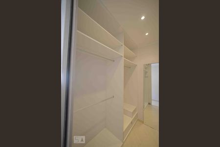 Casa à venda com 215m², 4 quartos e 3 vagasCloset