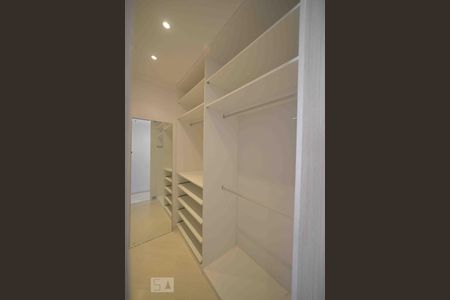 Casa à venda com 215m², 4 quartos e 3 vagasCloset