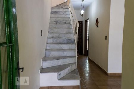 Escada de casa para alugar com 4 quartos, 150m² em Vila Margarida, São Paulo