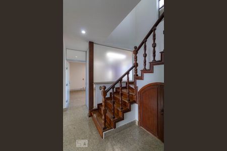 Casa para alugar com 500m², 6 quartos e sem vagaEscada