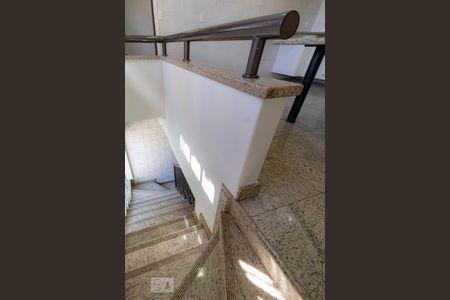 Casa para alugar com 500m², 6 quartos e sem vagaEscada