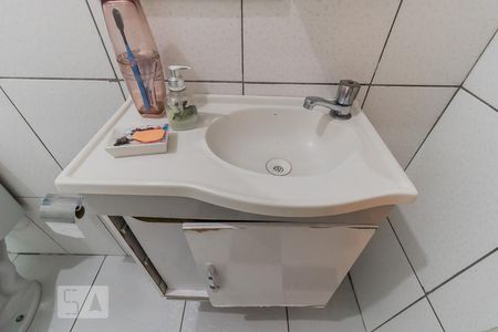 Detalhe banheiro de casa à venda com 4 quartos, 75m² em Jardim Laone, São Paulo