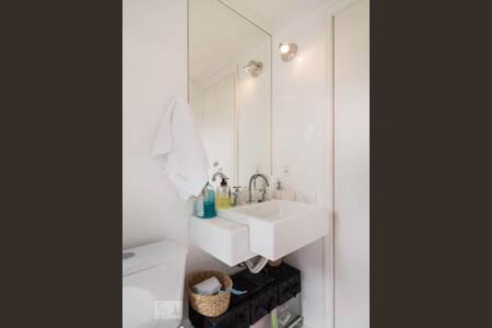 banheiro de apartamento para alugar com 3 quartos, 60m² em Paraisópolis, São Paulo