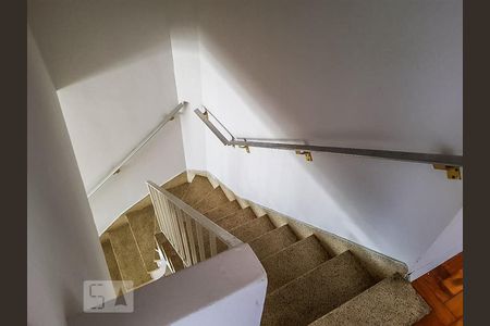 Escadas de casa para alugar com 2 quartos, 100m² em Vila Carrão, São Paulo