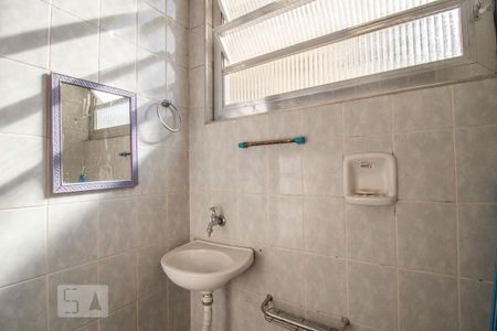 Banheiro de kitnet/studio para alugar com 1 quarto, 35m² em Água Branca, São Paulo