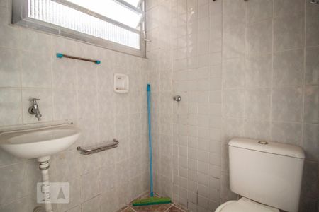 Banheiro de kitnet/studio para alugar com 1 quarto, 35m² em Água Branca, São Paulo