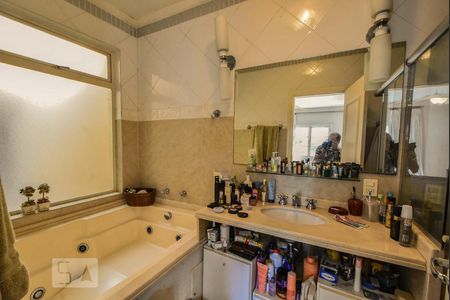 Casa para alugar com 370m², 4 quartos e 5 vagasBanheiro Suíte 