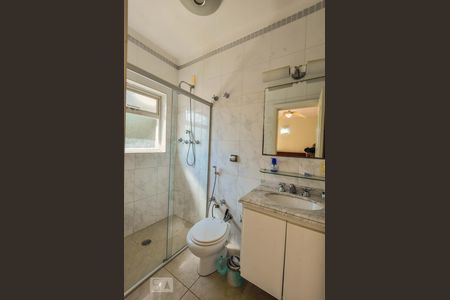 Casa para alugar com 370m², 4 quartos e 5 vagasBanheiro Quarto 04