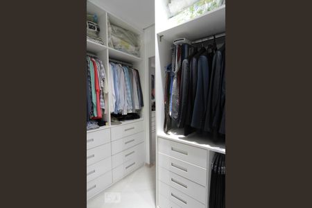 Closet da suíte 3 de casa à venda com 5 quartos, 580m² em Jardim São Bento, São Paulo