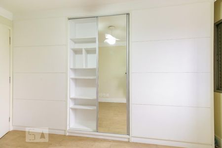 Quarto 2 - Armários de apartamento para alugar com 3 quartos, 70m² em Jardim das Acácias, São Paulo