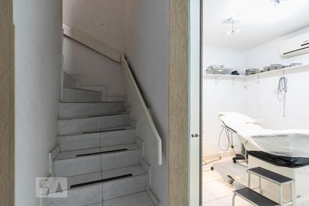 Escada de casa para alugar com 2 quartos, 120m² em Planalto Paulista, São Paulo