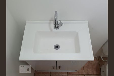 Detalhe do banheiro  de casa para alugar com 2 quartos, 65m² em Vila Firmiano Pinto, São Paulo