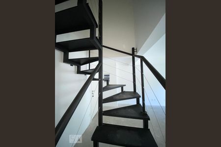 escada para segundo andar de apartamento à venda com 2 quartos, 126m² em Vila Progredior, São Paulo