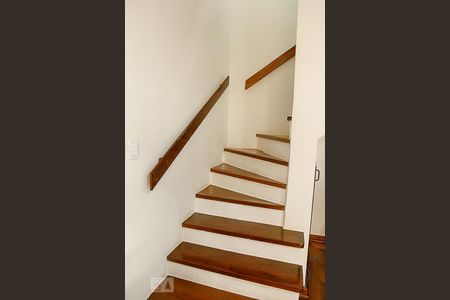 Casa à venda com 110m², 3 quartos e 1 vagaEscada de Acesso aos Quartos