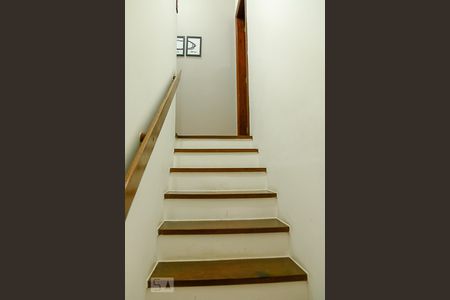 Casa à venda com 110m², 3 quartos e 1 vagaEscada de Acesso aos Quartos