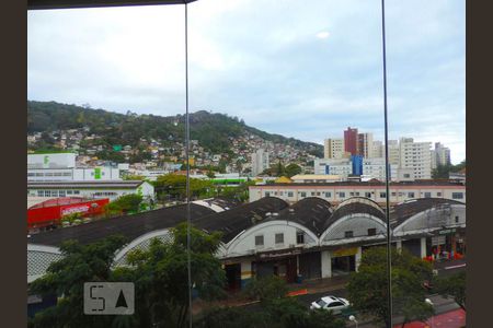 Sala - Vista de apartamento para alugar com 3 quartos, 85m² em Centro, Florianópolis