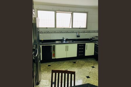 Casa à venda com 470m², 4 quartos e 7 vagasCozinha