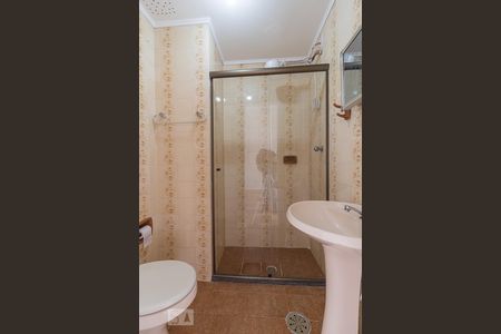 Banheiro de kitnet/studio para alugar com 1 quarto, 28m² em Passo da Areia, Porto Alegre