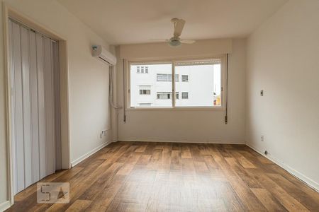 Sala/Quarto de kitnet/studio para alugar com 1 quarto, 28m² em Passo da Areia, Porto Alegre