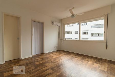Sala/Quarto de kitnet/studio para alugar com 1 quarto, 28m² em Passo da Areia, Porto Alegre