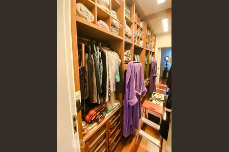 Apartamento à venda com 236m², 4 quartos e sem vagaCloset da suíte 1