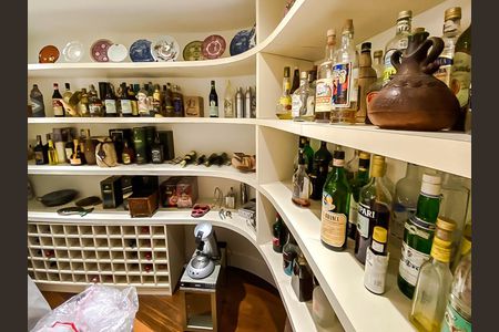 Adega de apartamento à venda com 4 quartos, 236m² em Santa Cecília, São Paulo