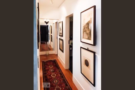 Corredor de apartamento para alugar com 2 quartos, 150m² em Higienópolis, São Paulo