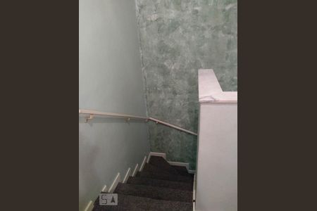 Casa à venda com 160m², 2 quartos e 4 vagas Casa à venda com 160m², 2 quartos e 4 vagasEscada